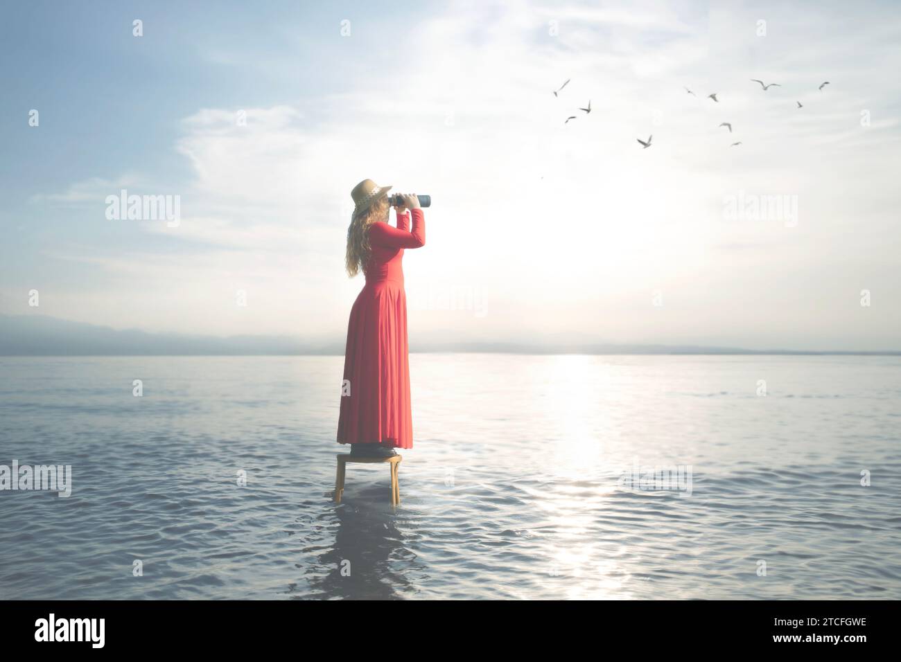 femme surréaliste au milieu de la mer sur un tabouret observe son infini avec le télescope, concept abstrait Banque D'Images