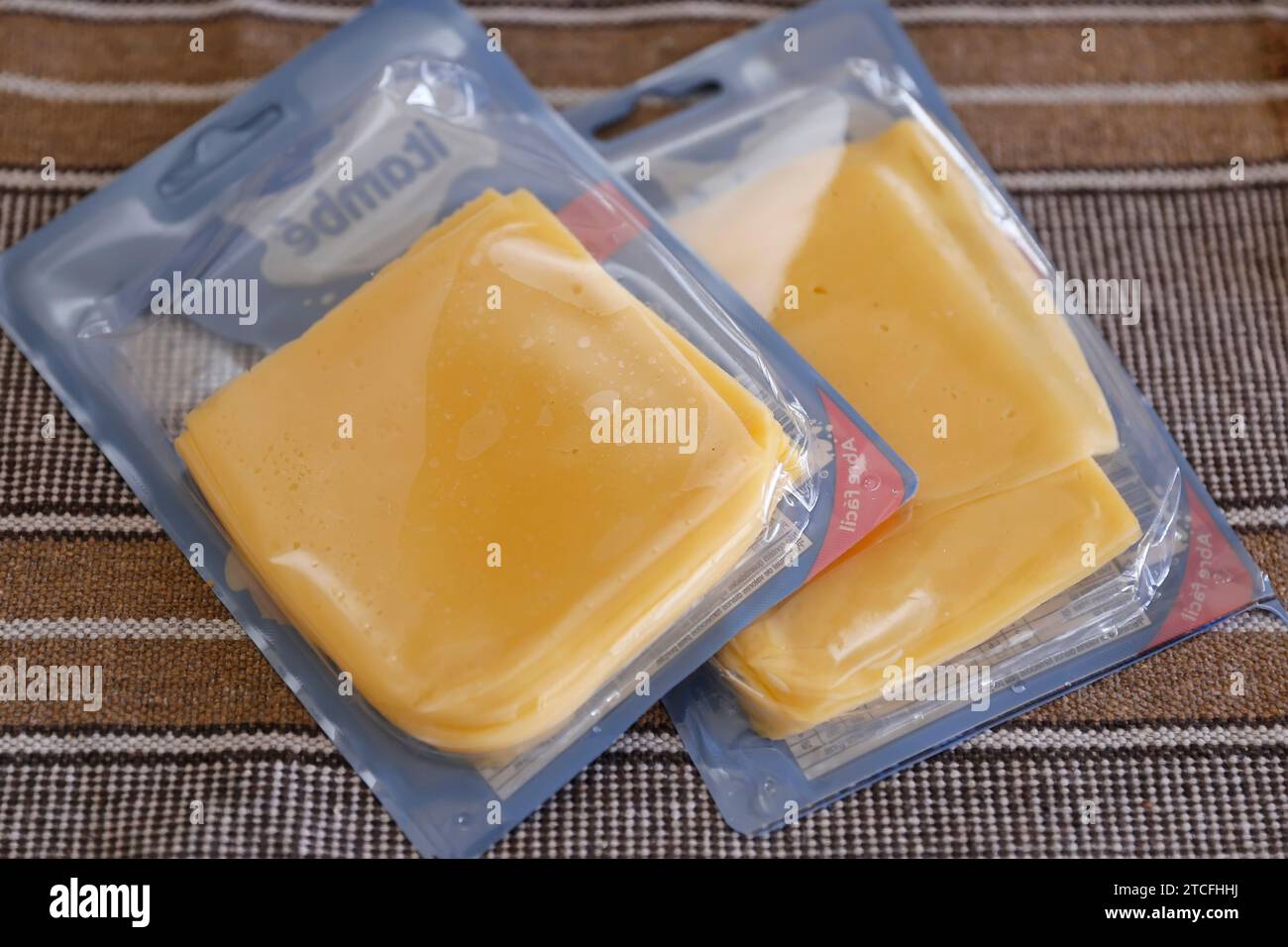 Minas Gerais, Brésil - 12 décembre 2023 : fromage jaune tranché emballé dans du plastique Banque D'Images