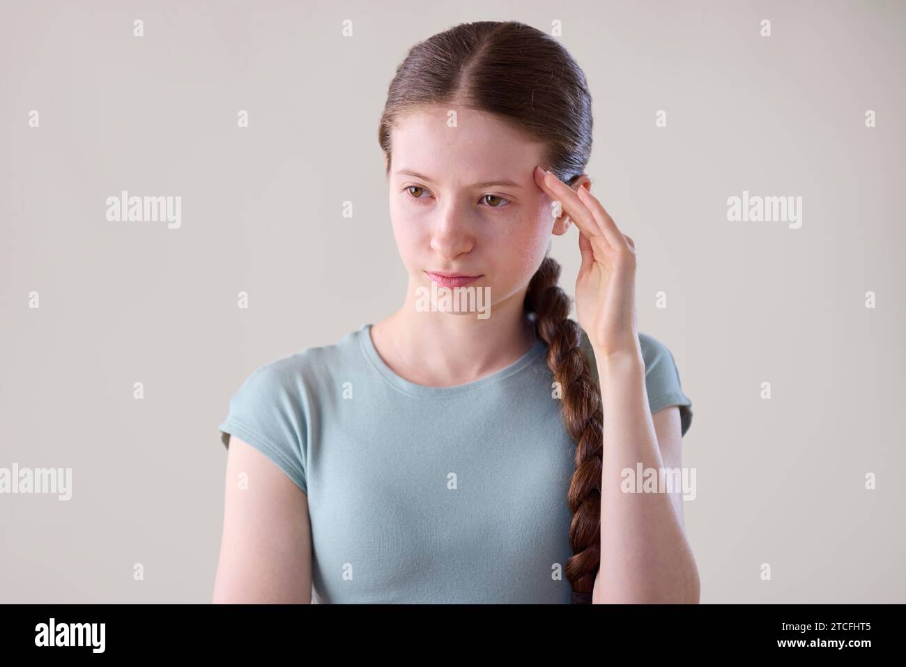 Portrait en studio d'une adolescente stressée inquiète des problèmes de santé mentale ou de l'intimidation Banque D'Images