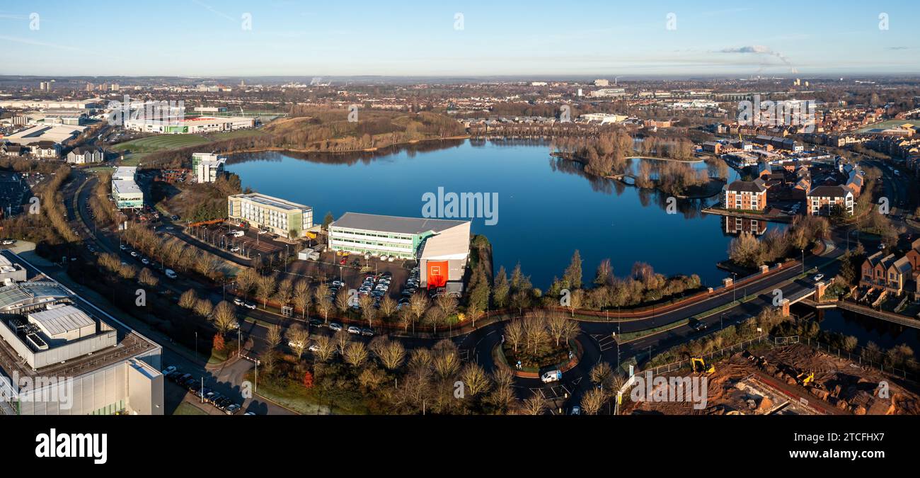 LAKESIDE, DONCASTER, ROYAUME-UNI - 6 DÉCEMBRE 2023. Une vue aérienne du lac à Lakeside Village à Doncaster avec un centre commercial et Doncaster Rovers FC E. Banque D'Images