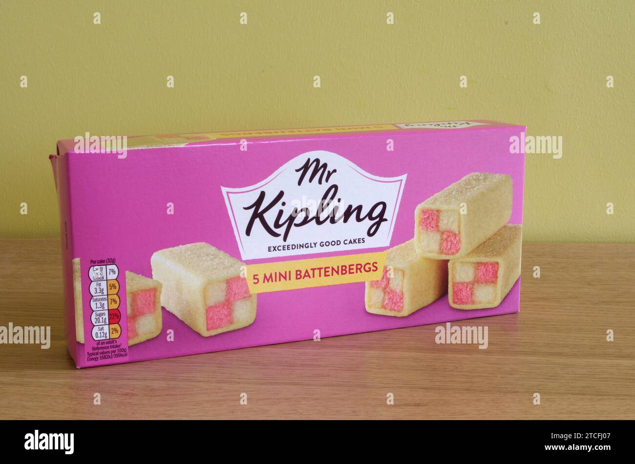 Paquet de 5 mini gâteaux Battenbergs MR Kipling Banque D'Images