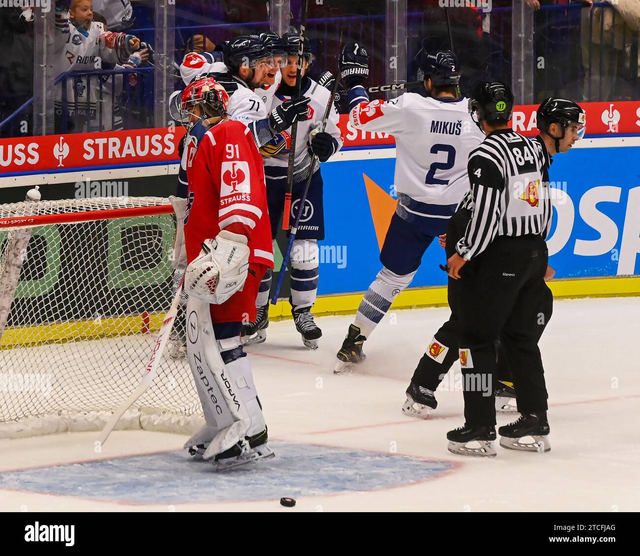 Ostrava, République tchèque. 12 décembre 2023. Les joueurs de Vitovice célèbrent un but dans la Ligue des Champions de hockey, ronde 2, match retour HC Vitkovice Ridera vs SC Rapperswil-Jona Lakers, à Ostrava, République tchèque, le 12 décembre 2023. Au premier plan se trouve le gardien de but surmonté Robin Meyer. Crédit : Jaroslav Ozana/CTK photo/Alamy Live News Banque D'Images