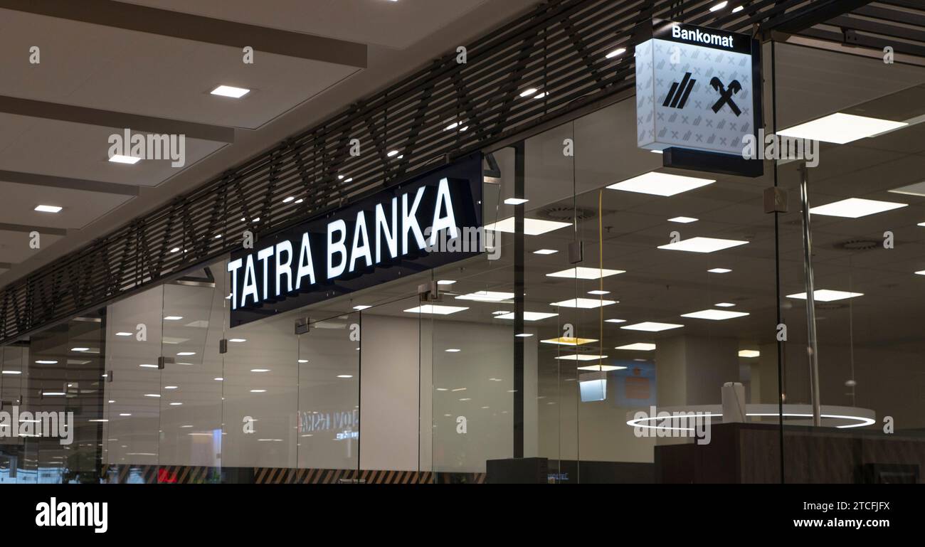 Nitra, Slovaquie - 10 décembre 2023 : succursale Tatra Banka (Tatra Bank) dans le centre commercial Mlyny à Nitra. Tatra banka est une banque commerciale slovaque Banque D'Images