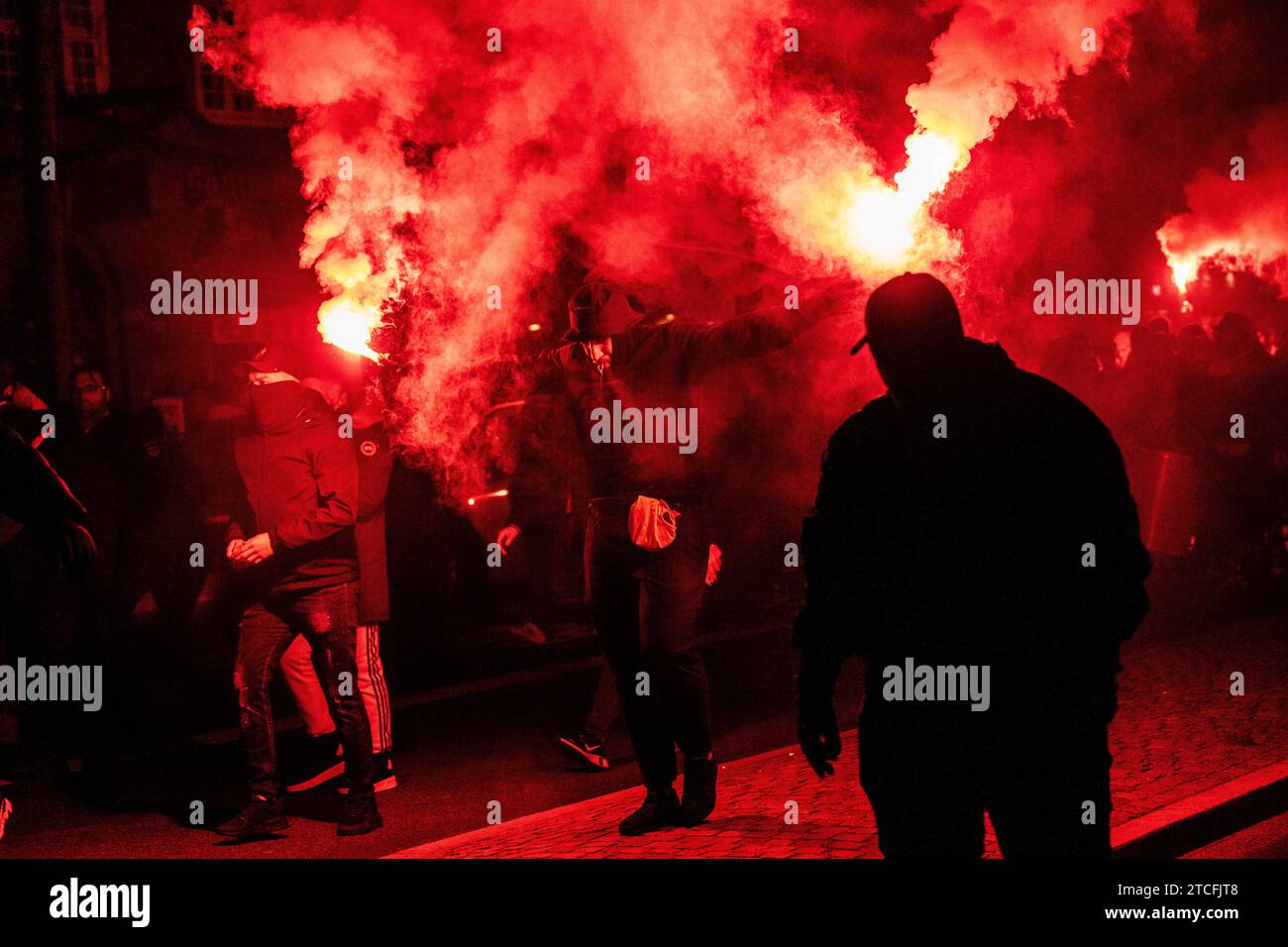 Les supporters du club turc Galatasaray partent en marche depuis la gare de Svanemoellen vers le Parc le mardi 12 décembre 2023. Galatasaray rencontre le FC Copenhague mardi dans le Parc en phase de groupes de la Ligue des Champions. (Photo : Martin Sylvest 2023) Banque D'Images