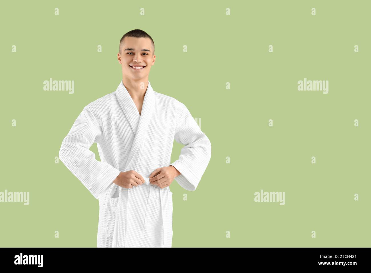 Adolescent garcon en peignoir sur fond vert Photo Stock Alamy