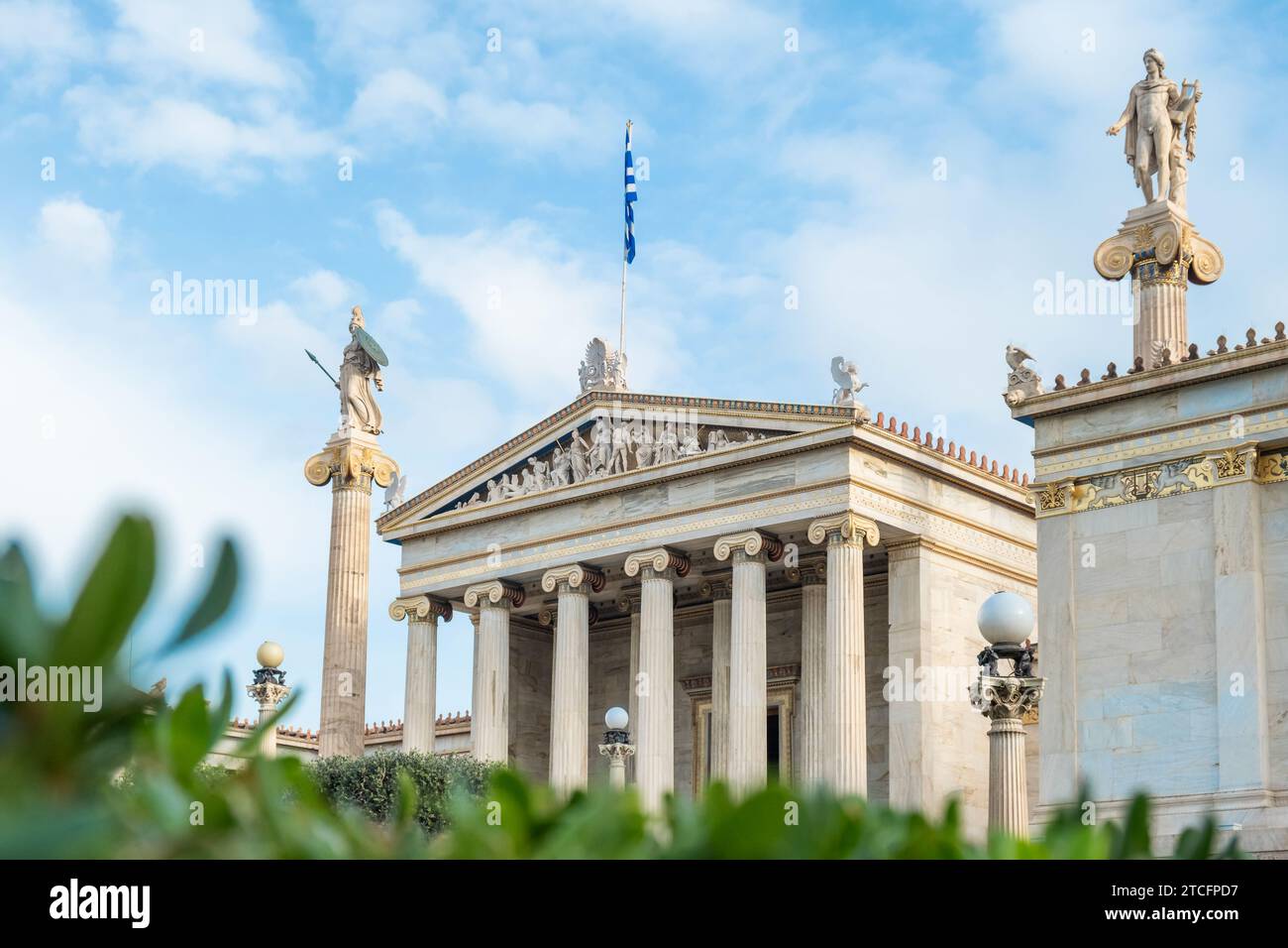 Académie d'Athènes avec colonne de marbre avec sculptures d'Apollon et Athéna, Socrate et Platon à Athènes, Grèce. Site d'intérêt populaire et voyage Banque D'Images