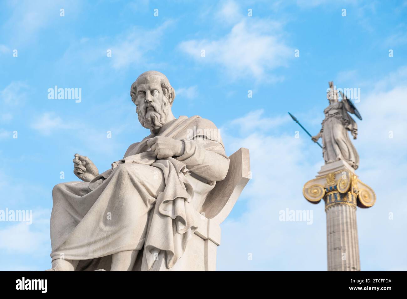 Athènes, Grèce - 4 décembre 2023 : statue de Platon et colonne d'Athéna de l'Académie d'Athènes, Grèce. Mise au point sélective. Focus sur statue philosophe. Banque D'Images
