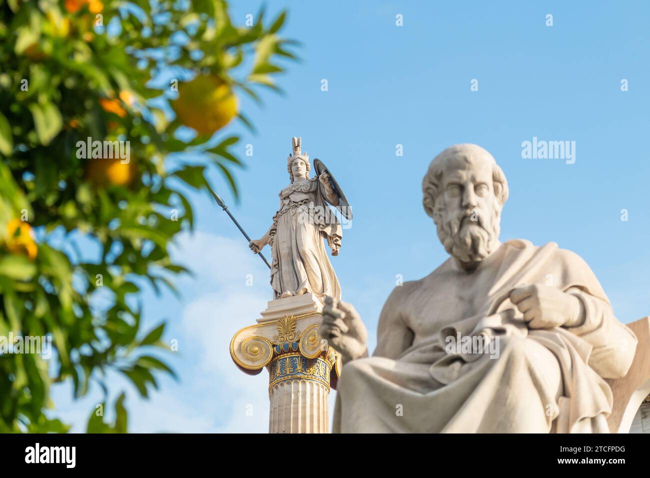 Athènes, Grèce - 4 décembre 2023 : colonne d'Athéna avec statue de Platon et mandarine de l'Académie d'Athènes, Grèce. Mise au point sélective. Concentrez-vous sur Banque D'Images