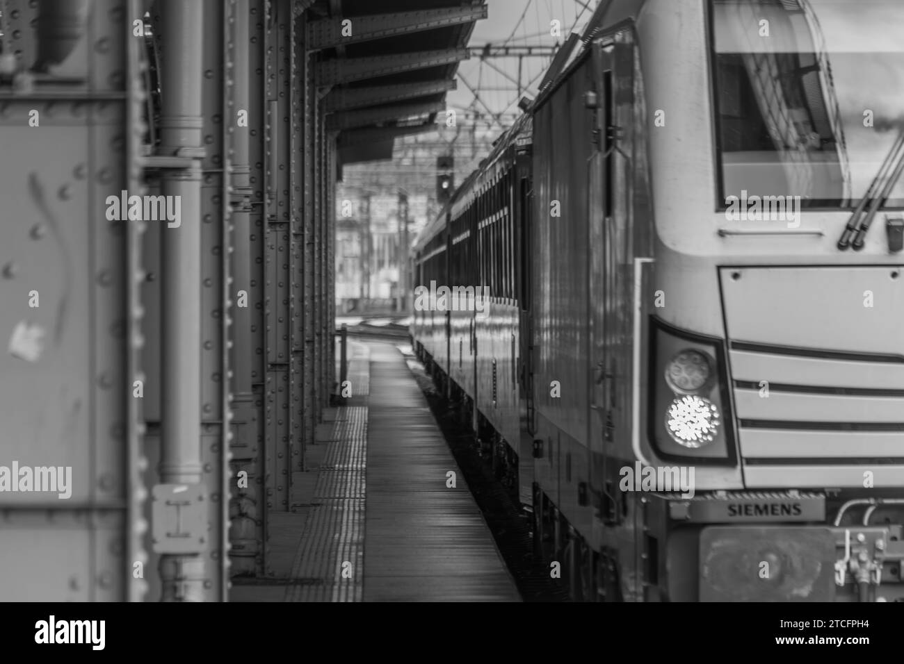 Trains et quais dans la gare principale en hiver matin froid à Prague CZ 12 10 2023 Banque D'Images