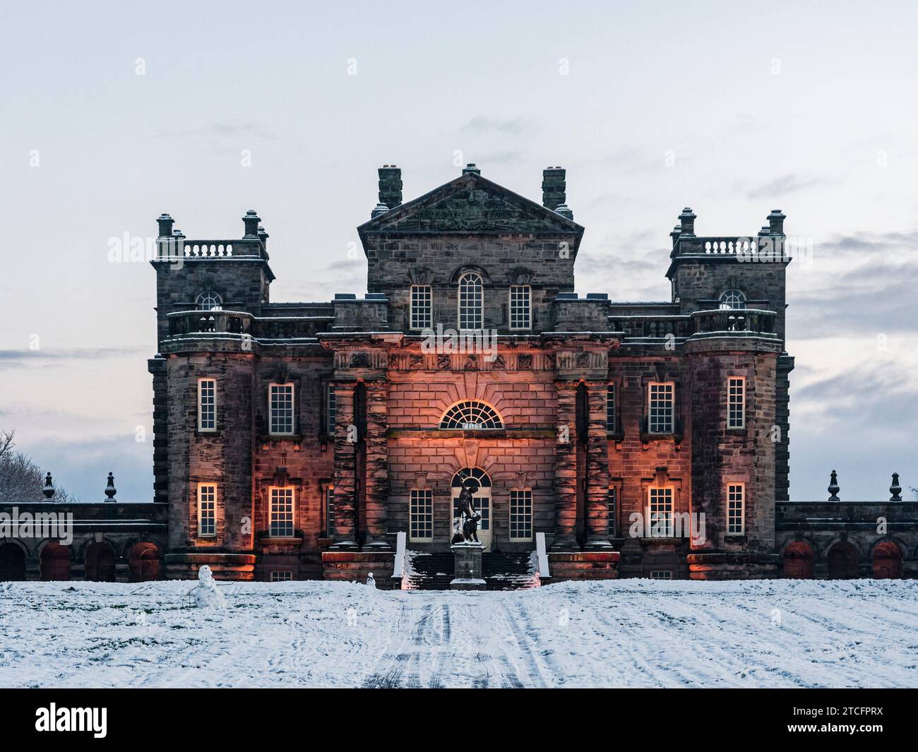 Seaton Delaval Hall, Northumberland, Royaume-Uni en hiver avec de la neige et des illuminations prises depuis un sentier public. Banque D'Images