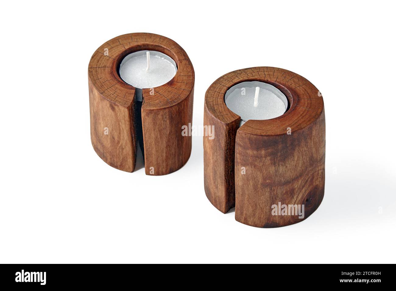 Chandeliers en bois de bois scié avec une fissure et des bougies de tablette isolés sur un fond blanc. Banque D'Images