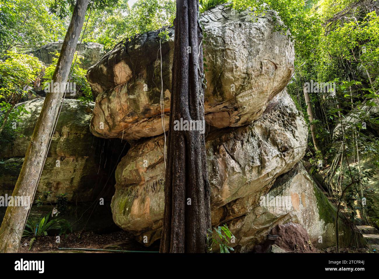 Wat Khao Chan Ngam, Boulders et passage de visite au jardin de roche, site de peintures rupestres préhistoriques, Nakhon Ratchasima, Isan, Thaïlande, Asie du Sud-est, Asie Banque D'Images