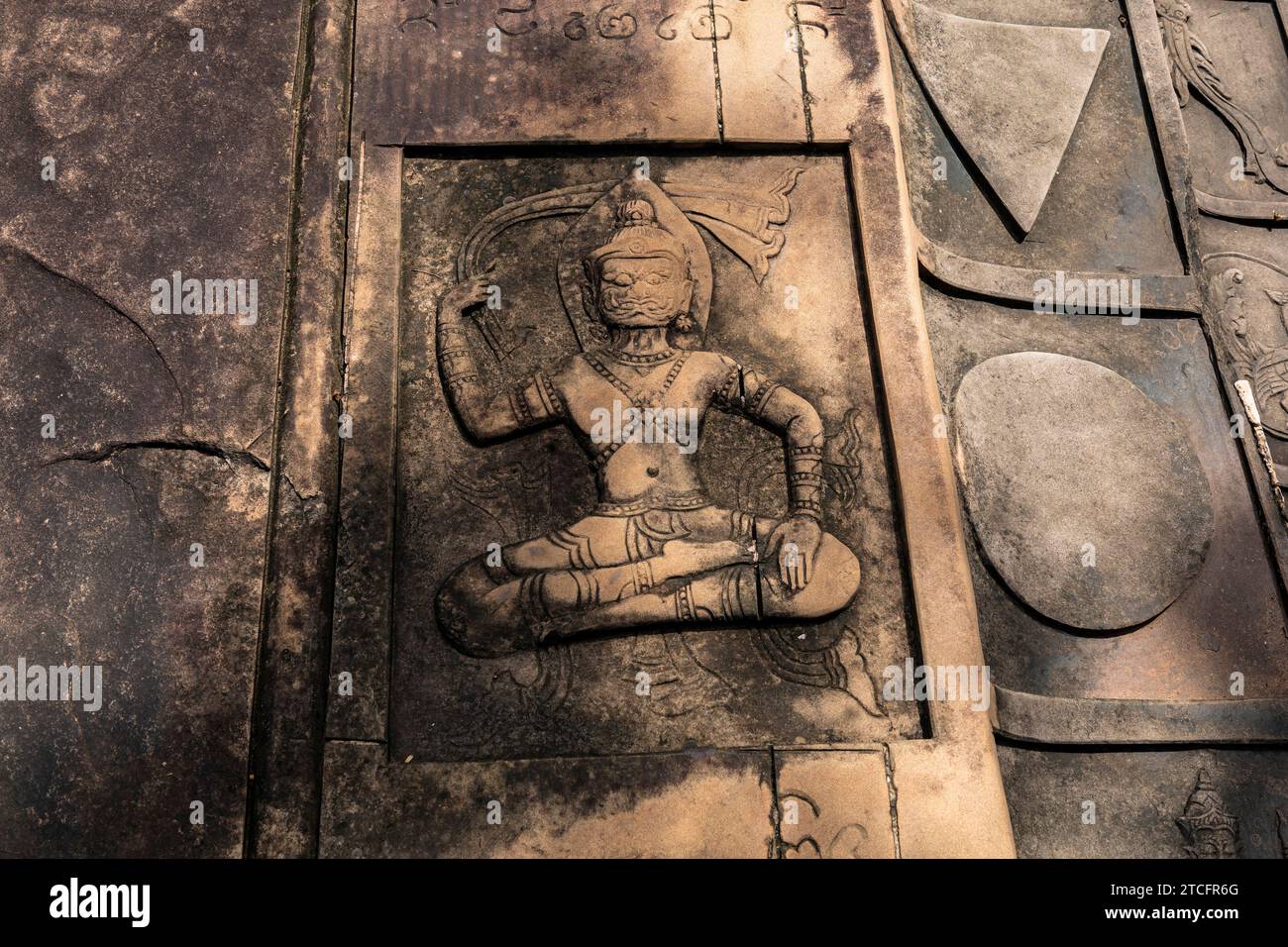 Wat Khao Chan Ngam (Wat Loet Sawat), Dieu relief, partie du relief géant de l'empreinte de Bouddha, Nakhon Ratchasima, Isan, Thaïlande, Asie du Sud-est, Asie Banque D'Images