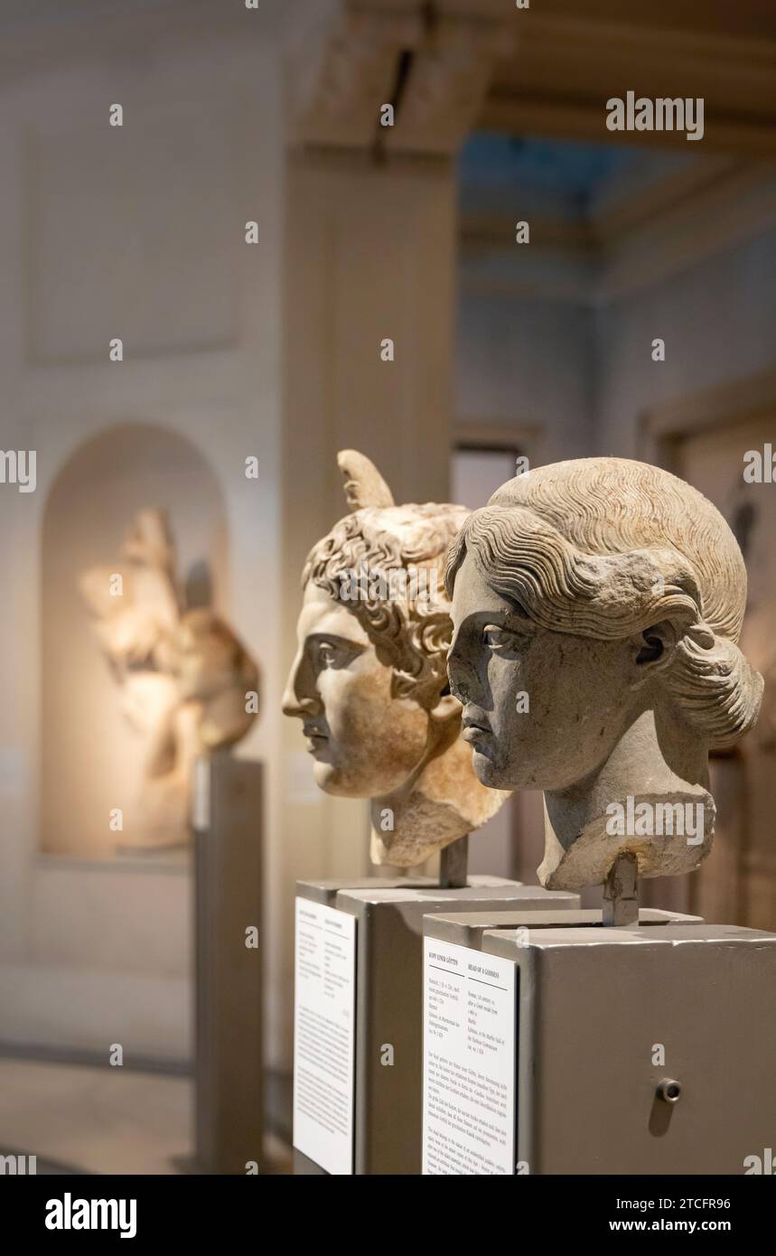 Têtes de marbre d'une déesse grecque (unIDed) et Hermès. Copies romaines d'après les originaux grecs. D'Ephèse / Ephèse, 1 & 2 AD. Actuellement au musée d'Ephèse. Banque D'Images