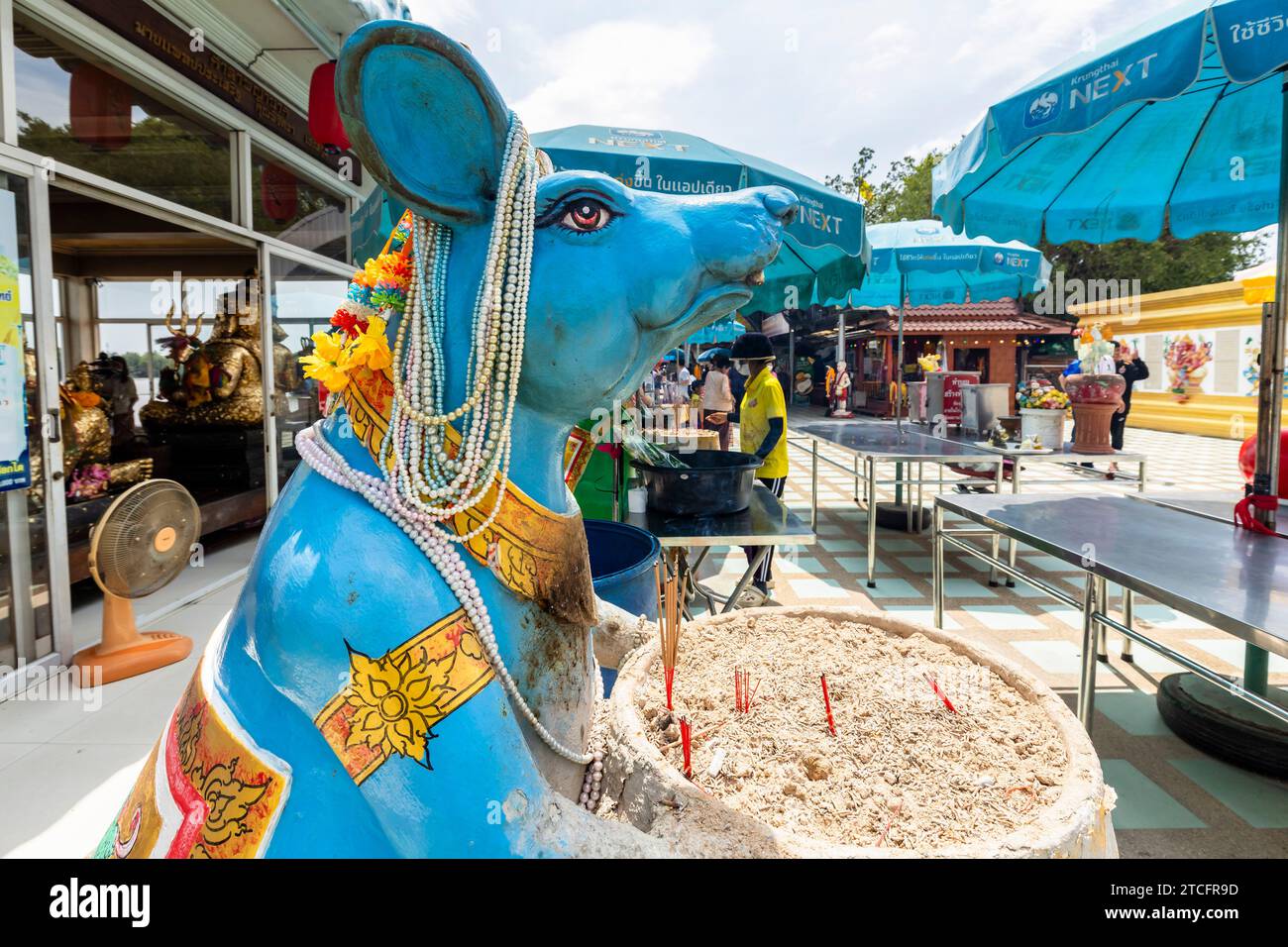 Wat Saman Rattanaram, grande statue de rat comme serviteur de Ganesha rose, Chachoengsao, Thaïlande, Asie du Sud-est, Asie Banque D'Images