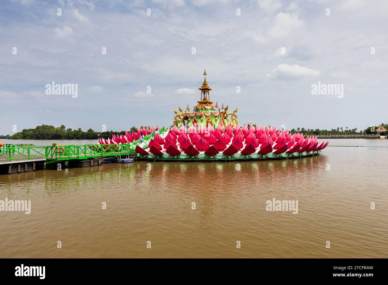 Wat Saman Rattanaram, flotteur géant de fleur de Lotus comme l'île faite par l'homme, Chachoengsao, Thaïlande, Asie du Sud-est, Asie Banque D'Images