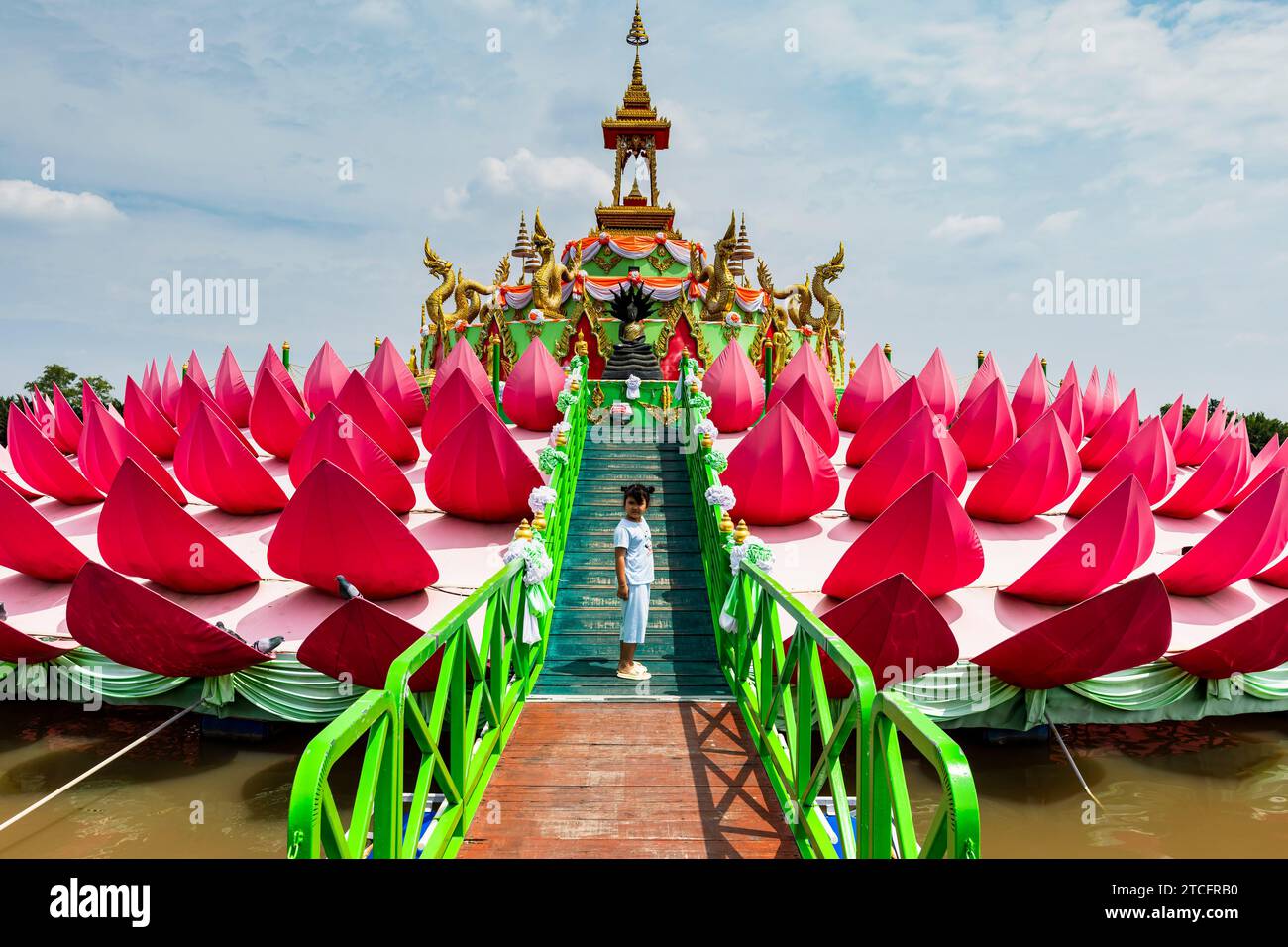 Wat Saman Rattanaram, flotteur géant de fleur de Lotus comme l'île faite par l'homme, Chachoengsao, Thaïlande, Asie du Sud-est, Asie Banque D'Images