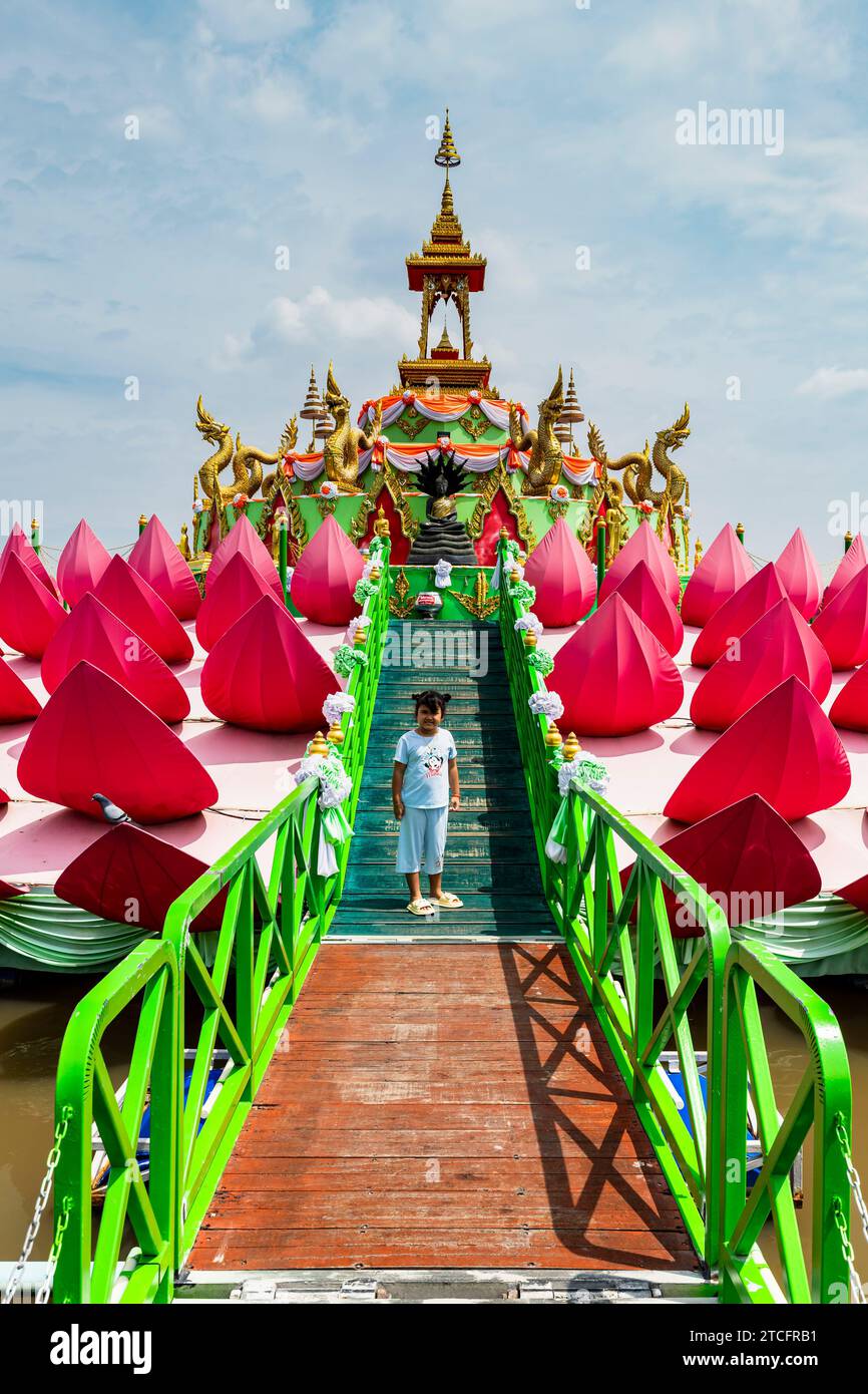 Wat Saman Rattanaram, flotteur géant de fleur de Lotus comme l'île faite par l'homme, Chachoengsao, Thaïlande, Asie du Sud-est, Asie Banque D'Images