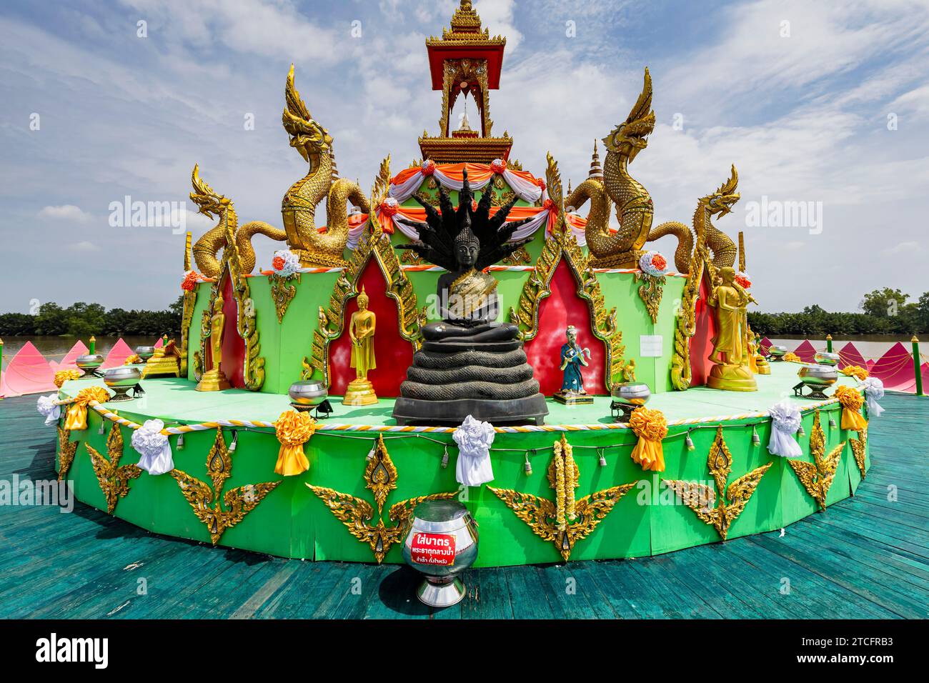 Wat Saman Rattanaram, flotteur géant de fleur de Lotus comme l'île faite par l'homme, Chachoengsao, Thaïlande, Asie du Sud-est, Asie Banque D'Images