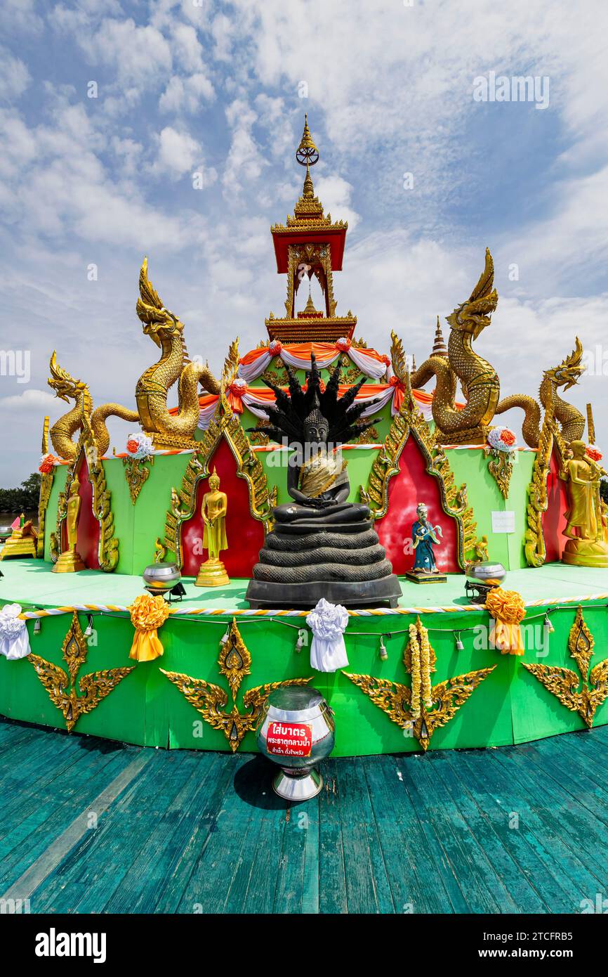 Wat Saman Rattanaram, flotteur géant de fleur de Lotus comme l'île faite par l'homme, Chachoengsao, Thaïlande, Asie du Sud-est, Asie Banque D'Images