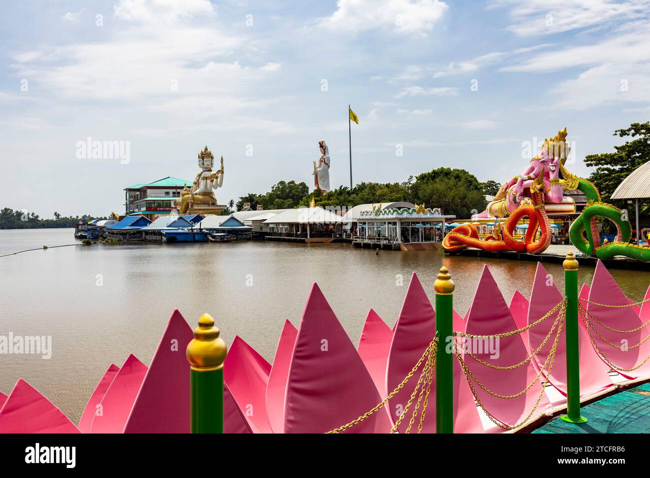 Wat Saman Rattanaram, vue du flotteur géant de fleur de Lotus, comme l'île faite par l'homme, Chachoengsao, Thaïlande, Asie du Sud-est, Asie Banque D'Images