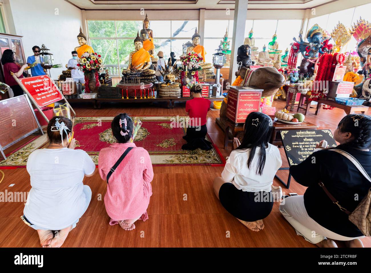Wat Saman Rattanaram, sanctuaire avec prières, Chachoengsao, Thaïlande, Asie du Sud-est, Asie Banque D'Images