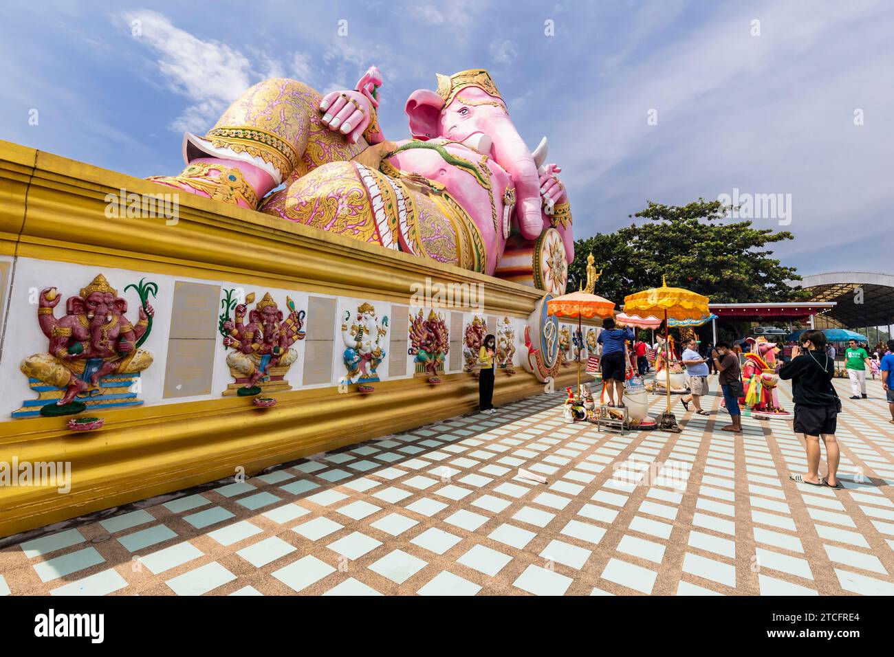 Wat Saman Rattanaram, statue géante de Ganesha rose couchée, Chachoengsao, Thaïlande, Asie du Sud-est, Asie Banque D'Images