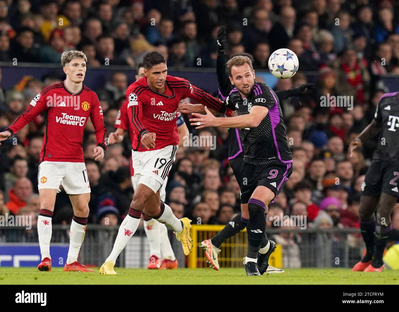 Manchester, Royaume-Uni. 12 décembre 2023. Raphael Varane de Manchester United Tusssle avec Harry Kane du Bayern Munich lors du match de l'UEFA Champions League à Old Trafford, Manchester. Le crédit photo devrait se lire : Andrew Yates/Sportimage crédit : Sportimage Ltd/Alamy Live News Banque D'Images