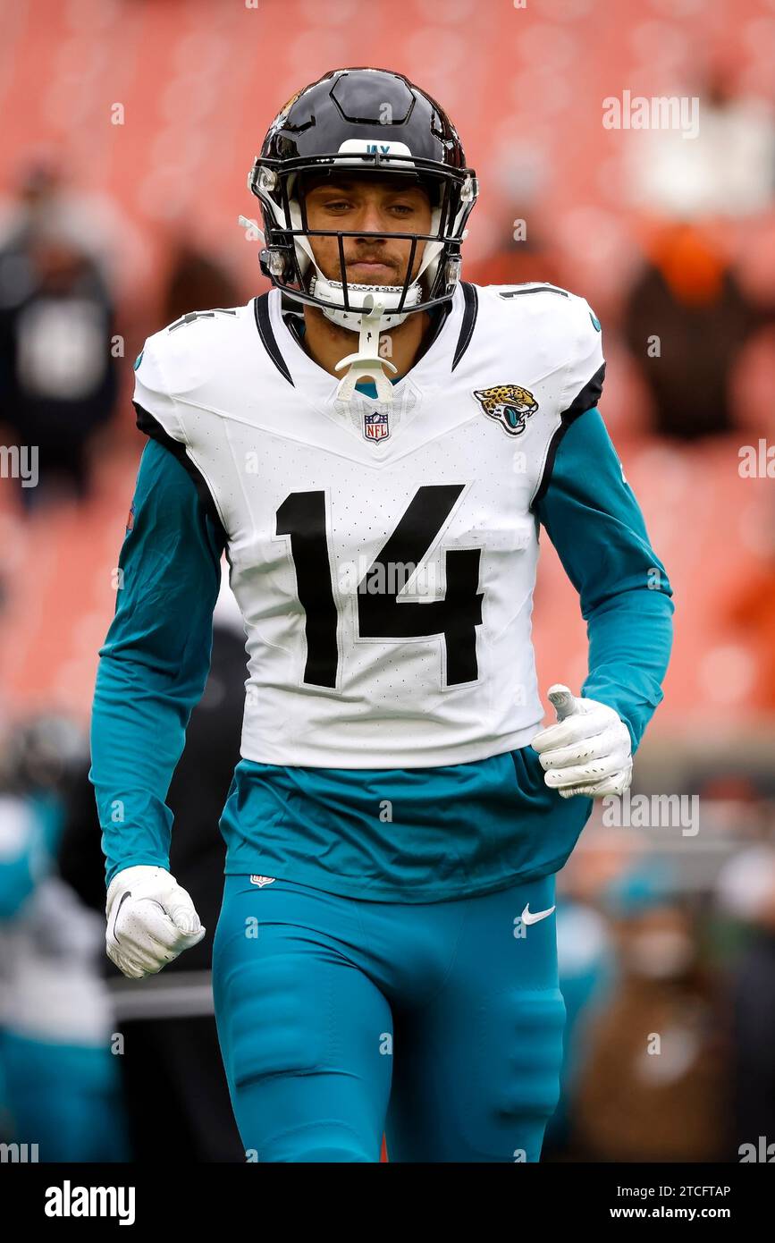 Jacksonville Jaguars wide receiver Elijah Cooks (14) warms up prior to the start of an NFL football game against the Cleveland Browns, Sunday, Dec. 10, 2023, in Cleveland. (AP Photo/Kirk Irwin) Banque D'Images