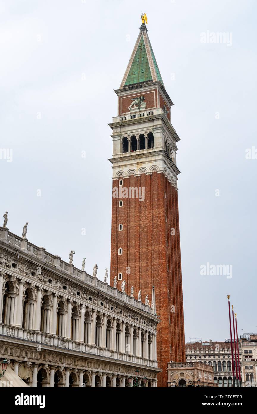 Venise, Italie- 24 février 2023 : la tour du Campanile Saint-Marc à Venise. Banque D'Images