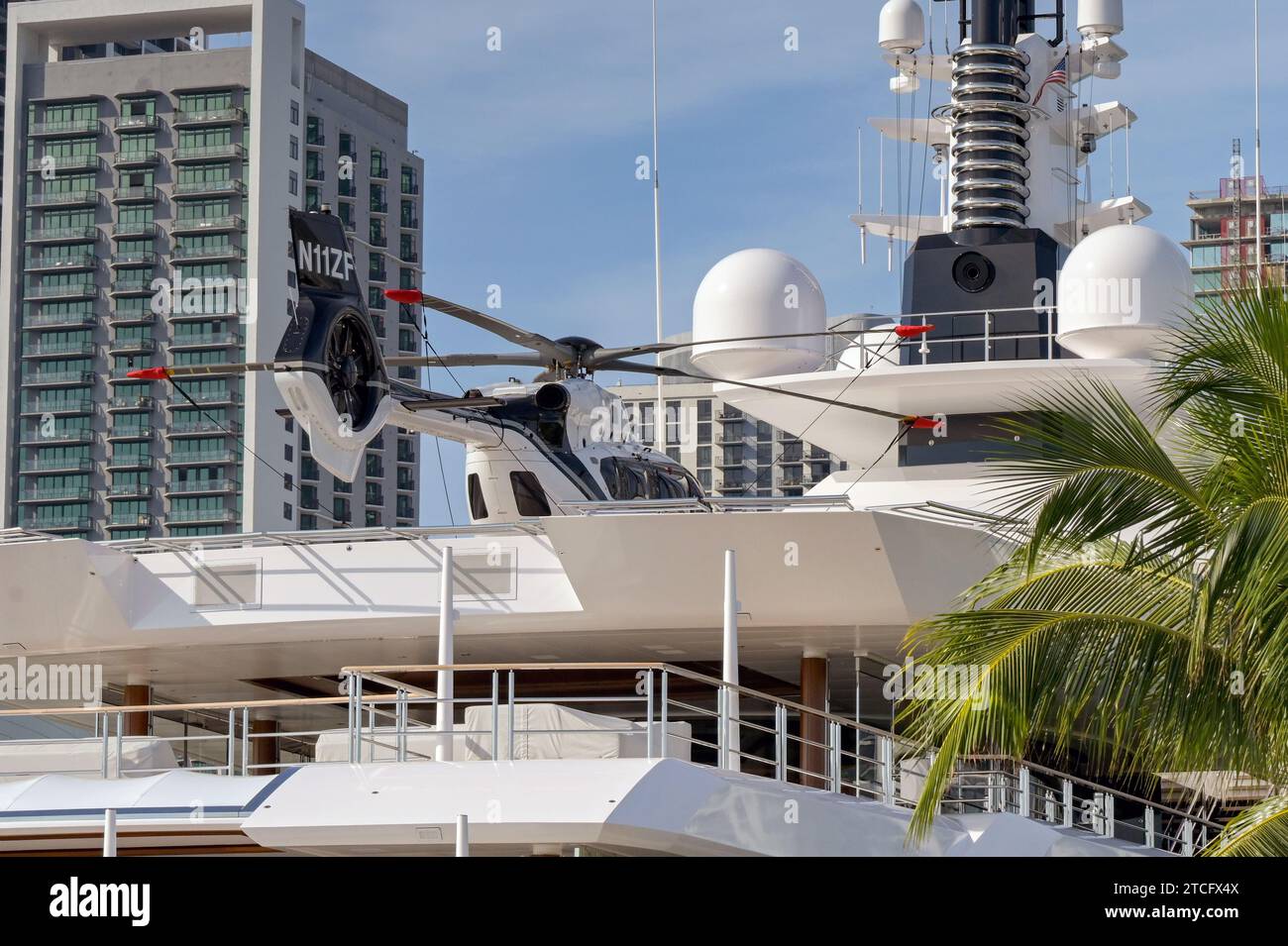 Miami, Floride, États-Unis - 5 décembre 2023 : vue arrière du super yacht de luxe Infinity à Miami avec un hélicoptère sur le pont supérieur. Banque D'Images