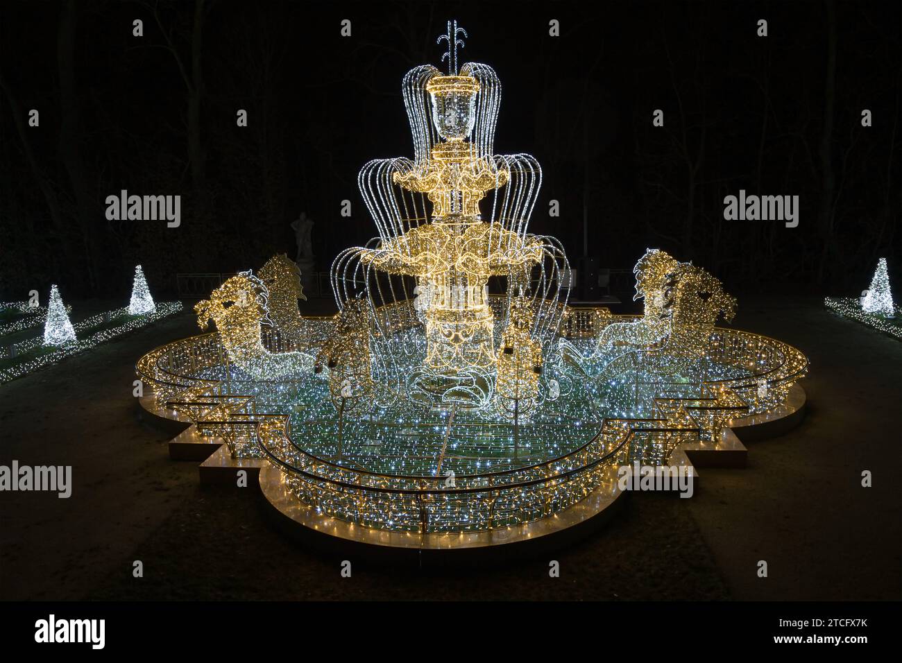 Varsovie, Pologne - 2 décembre 2023 : Fontaine lumineuse au jardin royal de lumière Wilanow, Varsovie, Pologne. Banque D'Images