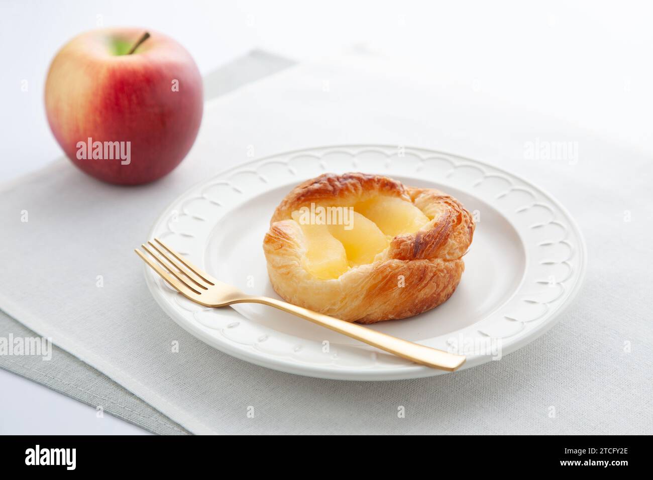 tarte aux pommes sur assiette sur table Banque D'Images