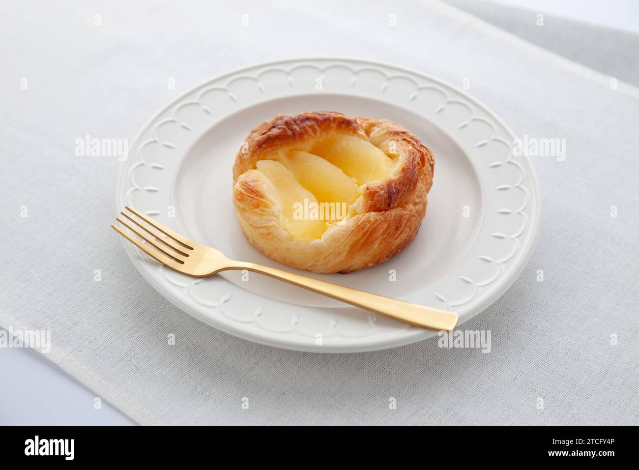 tarte aux pommes sur assiette sur table Banque D'Images