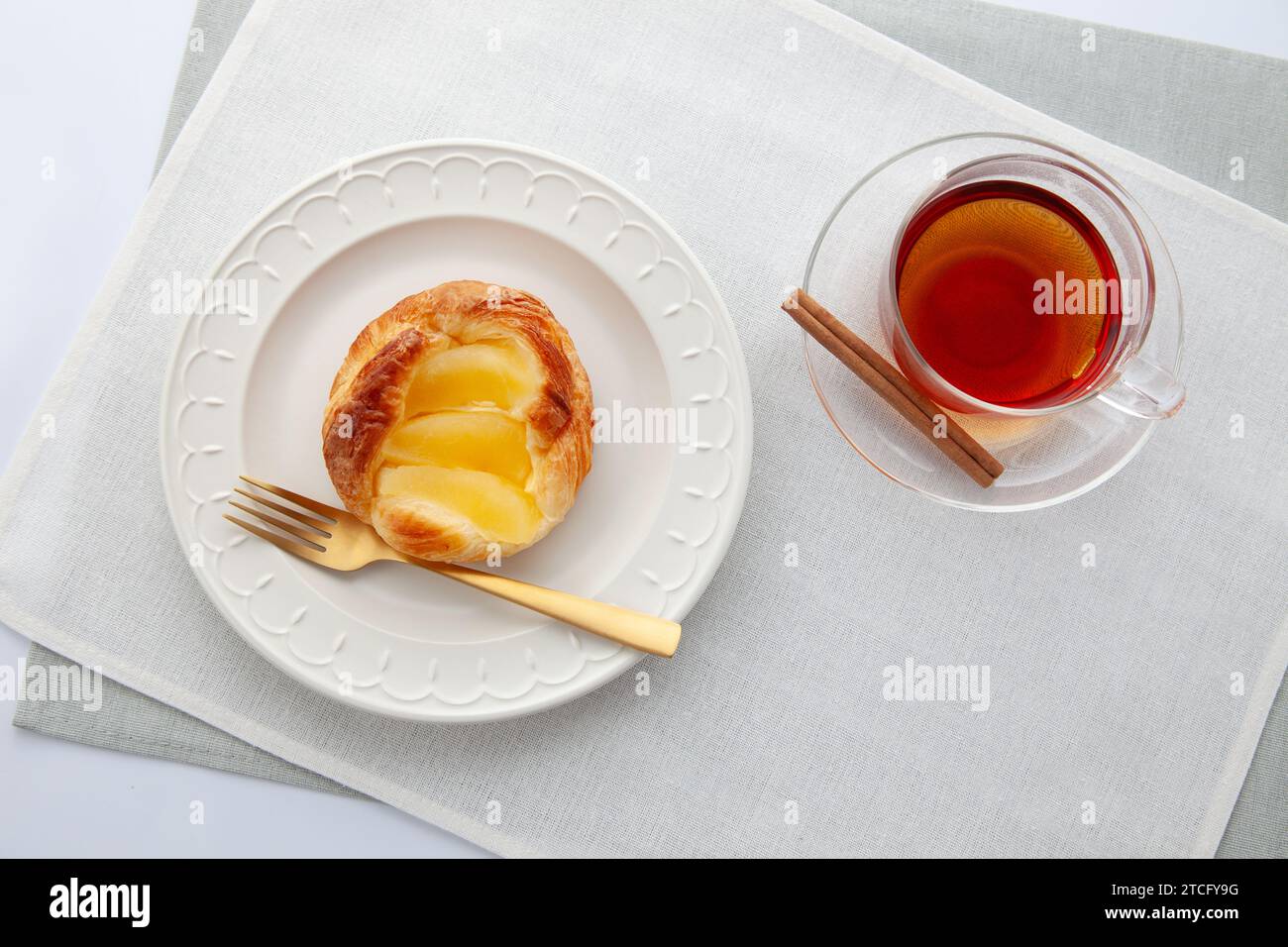 tarte aux pommes thé chaud sur la table Banque D'Images