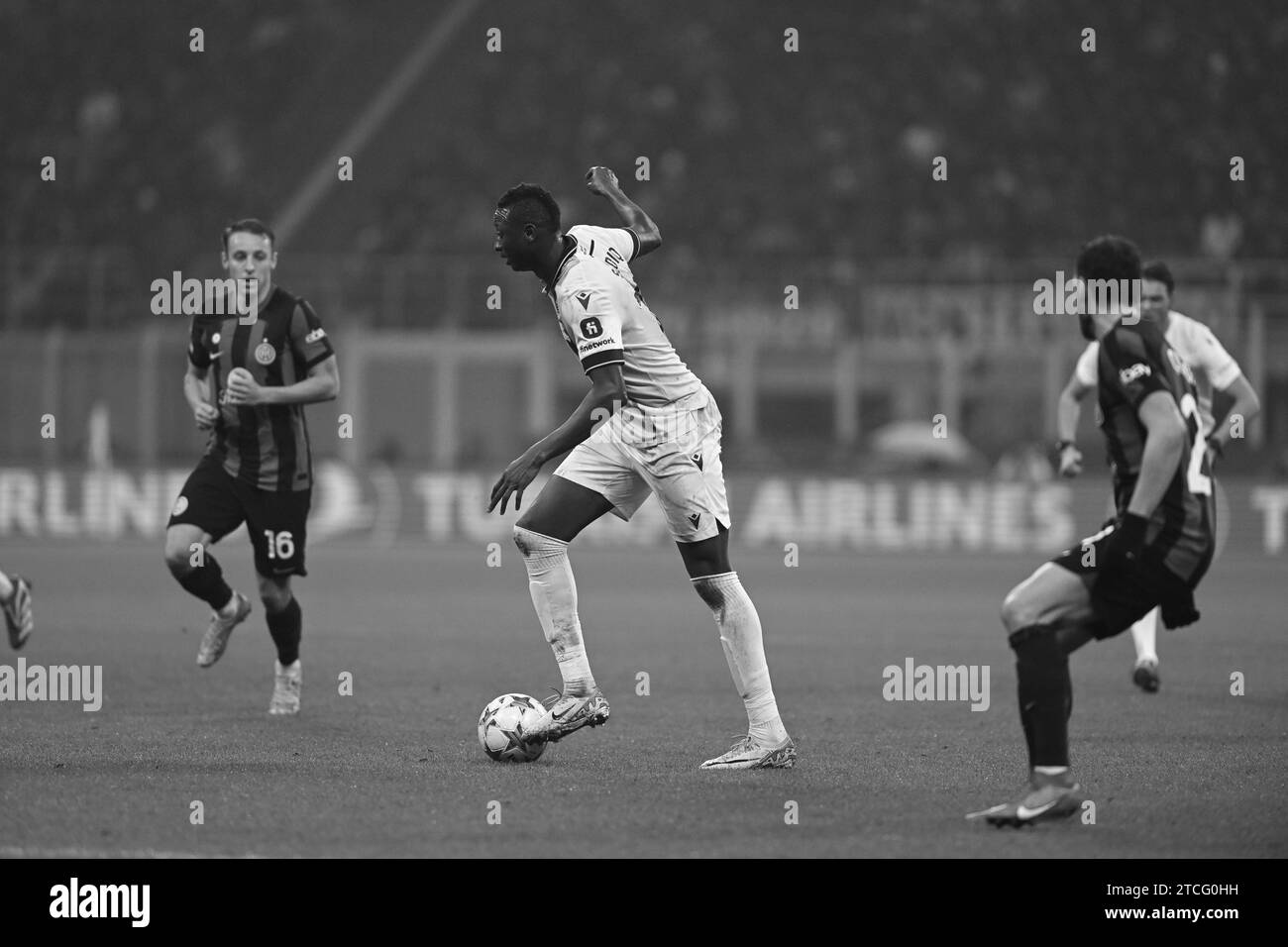 Milan, Italie. 12 décembre 2023. Umar Sadiq de la Real Sociedad lors du match de l'UEFA Champions League entre l'Inter FC Internazionale et la Real Sociedad, le 12 décembre 2023, au stade Giuseppe Meazza San Siro Siro à Milan, Italie. Crédit : Tiziano Ballabio/Alamy Live News Banque D'Images