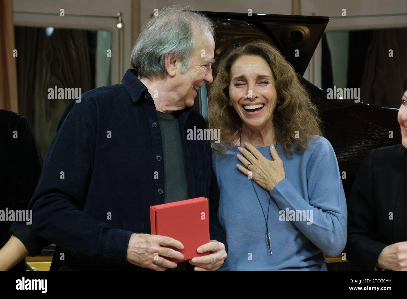 ana belen et la chanteuse espagnole Joan Manuel Serrat reçoivent la médaille d'honneur de la SGAE à la SGAE (Société générale des auteurs et éditeurs) le 12 décembre 2 Banque D'Images