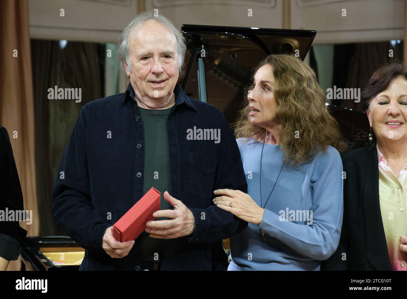 ana belen et la chanteuse espagnole Joan Manuel Serrat reçoivent la médaille d'honneur de la SGAE à la SGAE (Société générale des auteurs et éditeurs) le 12 décembre 2 Banque D'Images