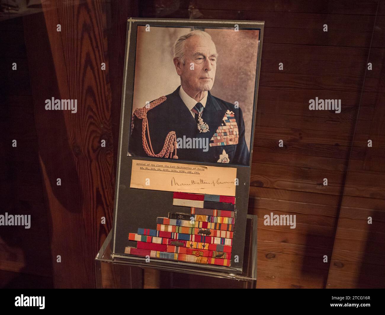 Portrait et rubans de service du comte Mountbatten de Birmanie, Musée maritime international à HafenCity, Hambourg, Allemagne. Banque D'Images