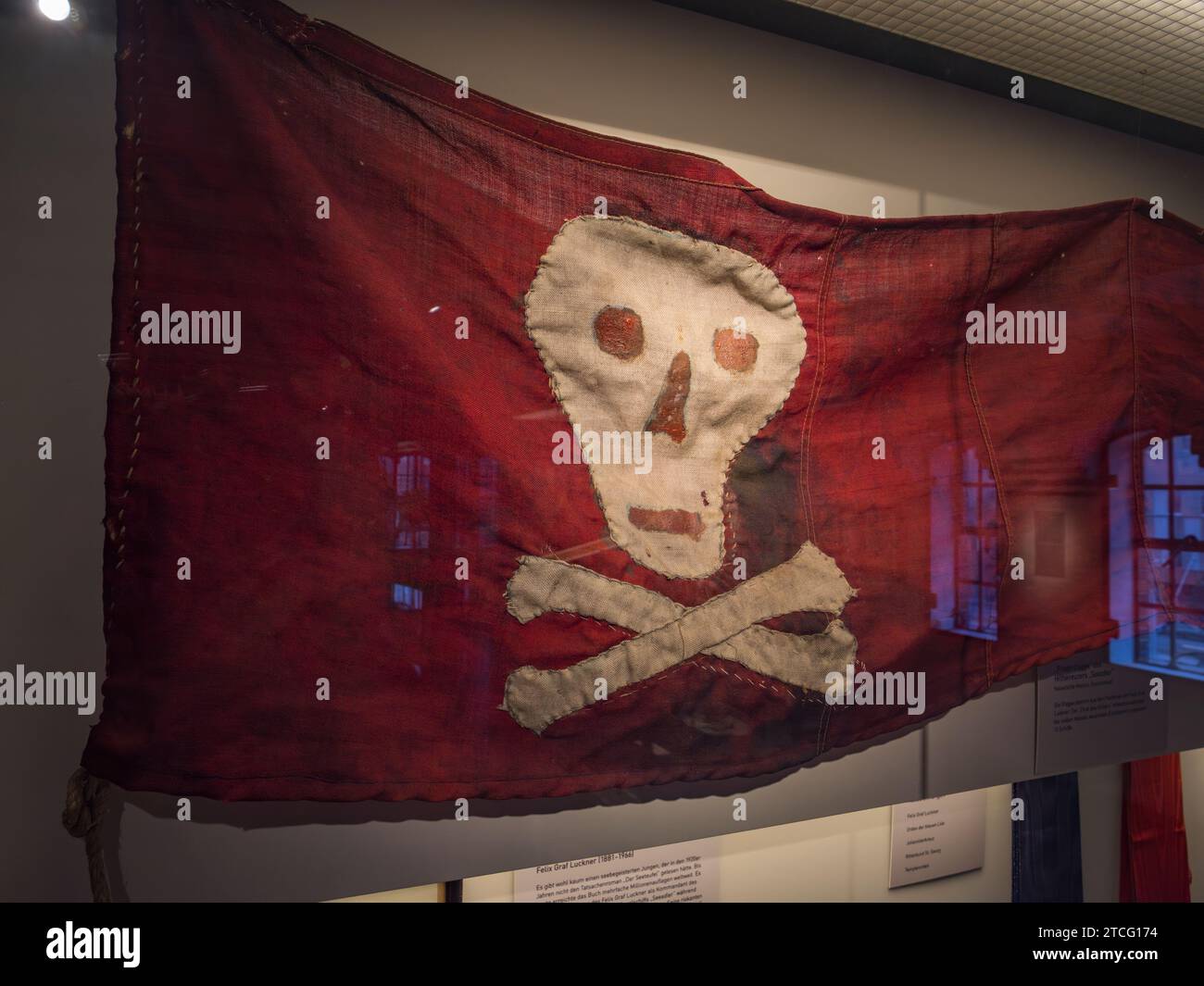 Un drapeau pirate de la marine allemande drapeau pirate du croiseur auxiliaire Seeadler, Musée maritime international à HafenCity, Hambourg, Allemagne. Banque D'Images