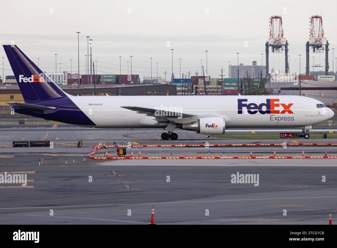 Die Boeing 767-300F B763 der Fluglinie FedEx FX / FDX mit der Registrierung N199FE MSN : 63129 Rollt am Flughafen New York Newark Liberty Int l Airport KEWR/EWR. Newark New Jersey Vereinigte Staaten *** le Boeing 767 300F B763 de la compagnie aérienne FedEx FX FDX immatriculée N199FE MSN 63129 circule à New York Newark Liberty Int l Airport KEWR EWR Newark New Jersey États-Unis Banque D'Images