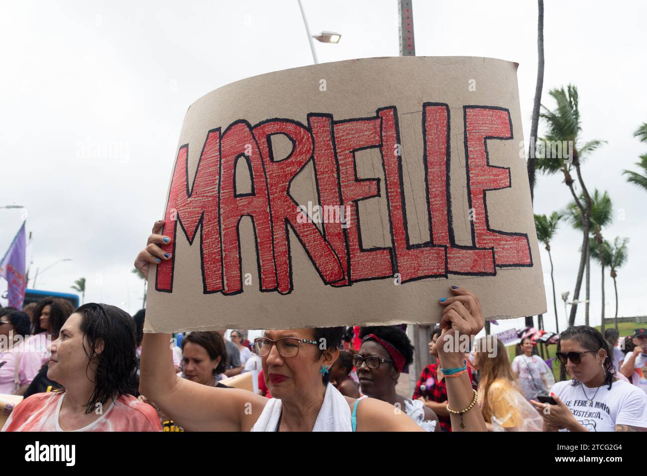 Salvador, Bahia, Brésil - 08 mars 2020 : des activistes manifestent lors de la marche de la Journée des femmes dans la ville de Salvador, Bahia. Banque D'Images