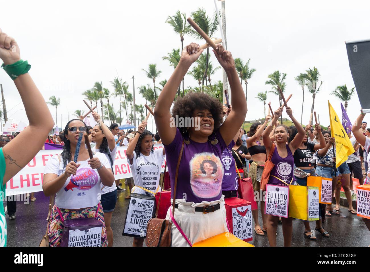 Salvador, Bahia, Brésil - 08 mars 2020 : des manifestants sont vus lors de la Journée internationale de la femme dans la ville de Salvador, Bahia. Banque D'Images