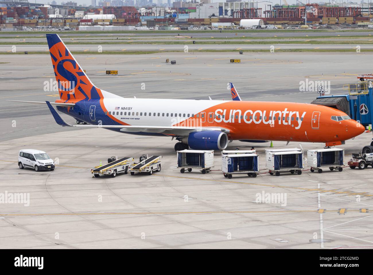 Die Boeing 737-8GS B738 der Fluglinie Sun Country Airlines SY / SCX mit der Registrierung N841SY MSN : 40865 parkt am Flughafen New York Newark Liberty Int l Airport KEWR/EWR. Newark New Jersey Vereinigte Staaten *** le Boeing 737 8GS B738 de Sun Country Airlines SY SCX immatriculé N841SY MSN 40865 est stationné à New York Newark Liberty Int l Airport KEWR EWR Newark New Jersey États-Unis Banque D'Images