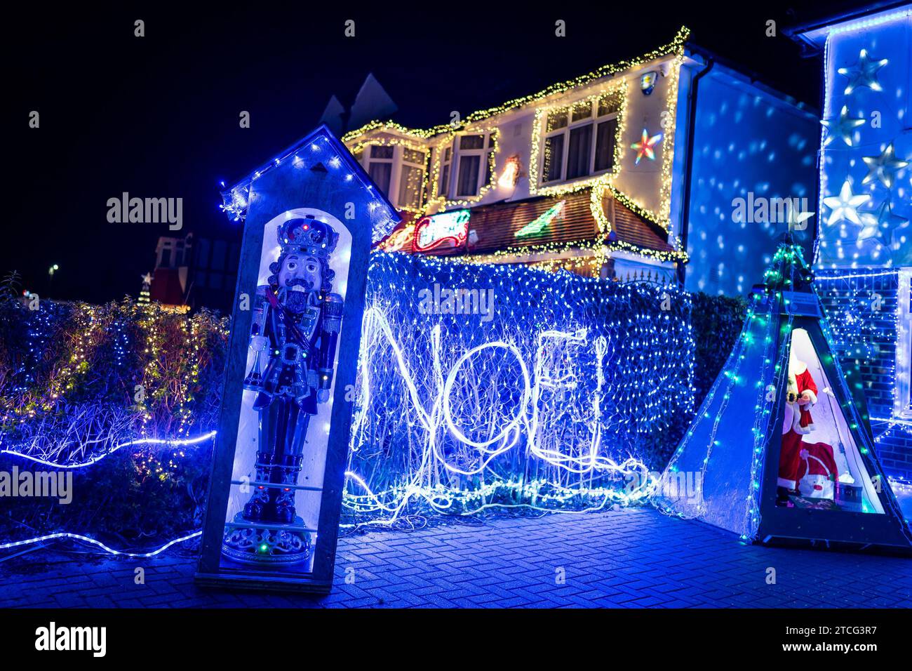Maisons illuminées par les lumières de Noël sur Lower Morden Lane, Morden, sud de Londres. Date de la photo : Samedi 9 décembre 2023. Banque D'Images