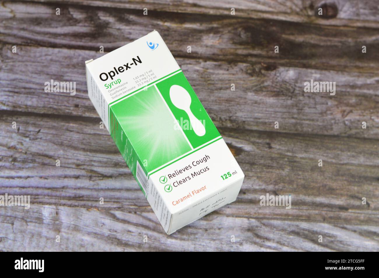 Le Caire, Egypte, décembre 3 2023 : Oplex-N anti-toux, antitussif et expectorant sirop, paracétamol (acétaminophène), guaifénésine (glycéryl guaiacolate), Banque D'Images
