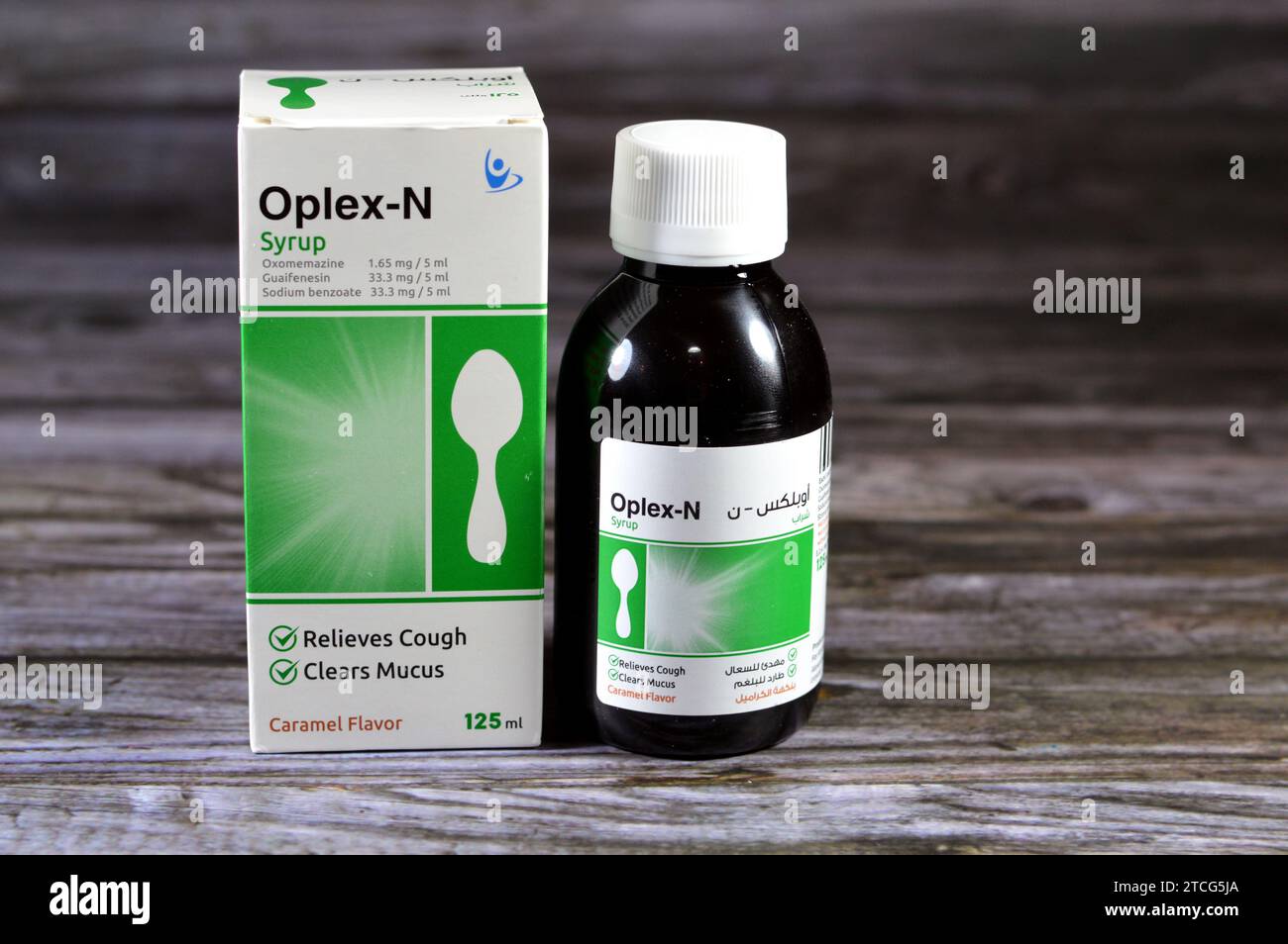 Le Caire, Egypte, décembre 3 2023 : Oplex-N anti-toux, antitussif et expectorant sirop, paracétamol (acétaminophène), guaifénésine (glycéryl guaiacolate), Banque D'Images