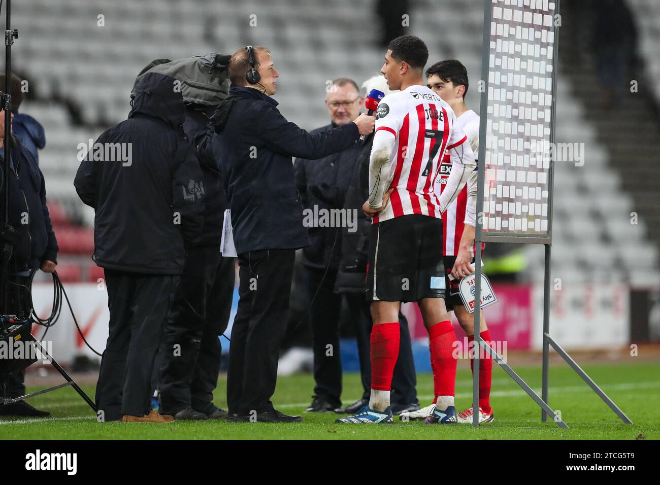 Sunderland, Royaume-Uni. 12 décembre 2023. Jobe Bellingham, milieu de terrain de Sunderland (7), interview d'après-match lors du match de championnat Sunderland AFC v Leeds United FC Skybet EFL au Stadium of Light, Sunderland, Angleterre, Royaume-Uni le 12 décembre 2023 Credit : Every second Media/Alamy Live News Banque D'Images