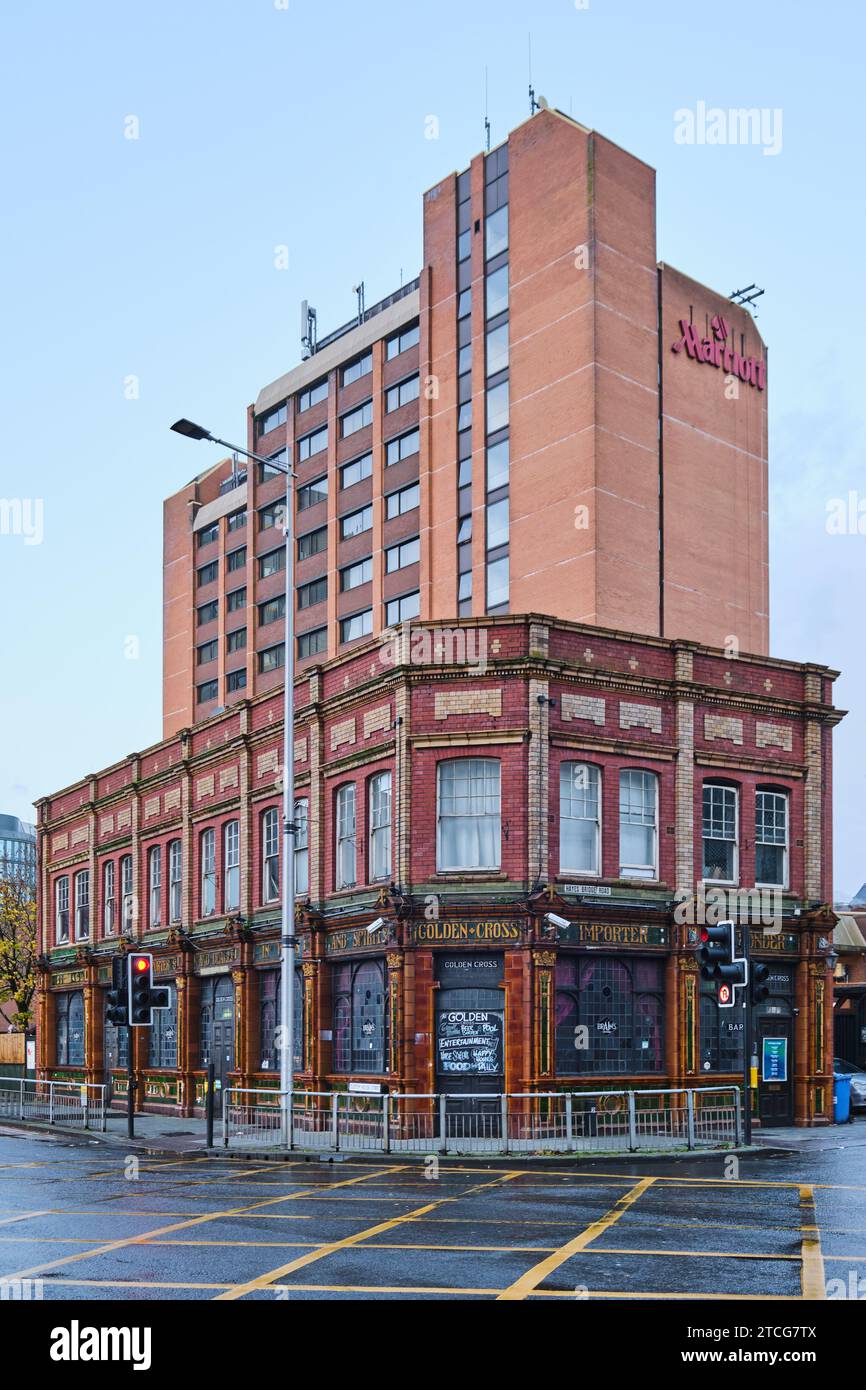 Cardiff, South Glamorgan, pays de Galles, Europe - 13 novembre 2023 : Golden Cross Pub et Marriot Hotel Banque D'Images