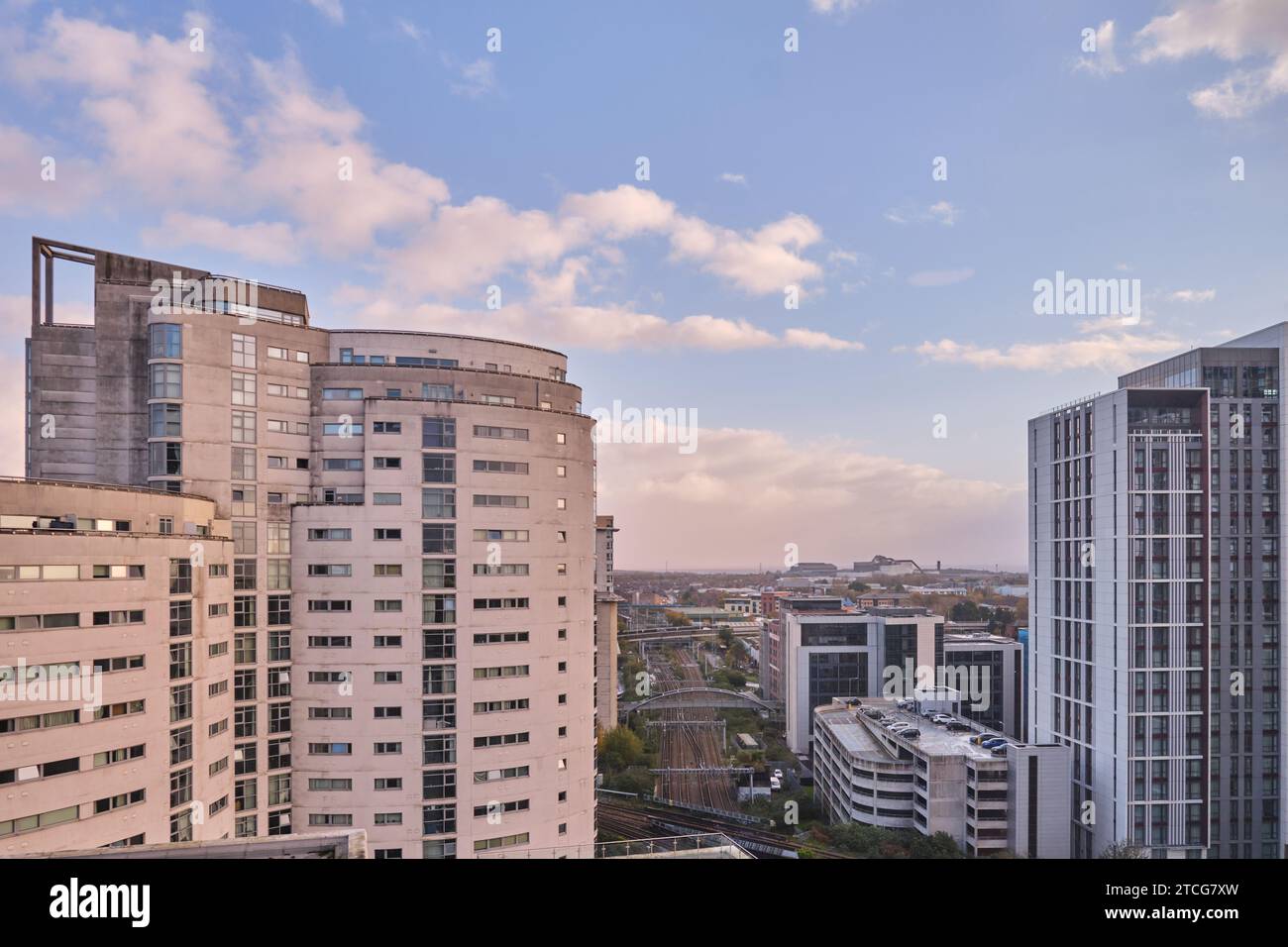 Vue panoramique sur les lignes de train entre l'immeuble moderne et les logements étudiants à Cardiff. Banque D'Images